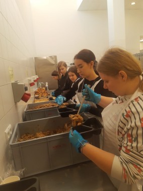 Wolontariuszki przygotowujące porcje dań
