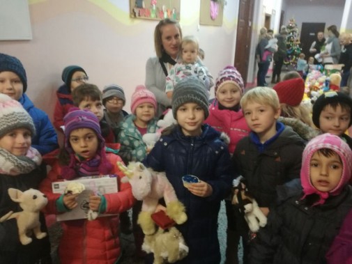 Mama z Agatką i wspierający absolwentkę swojej szkoły uczniowie Trójki