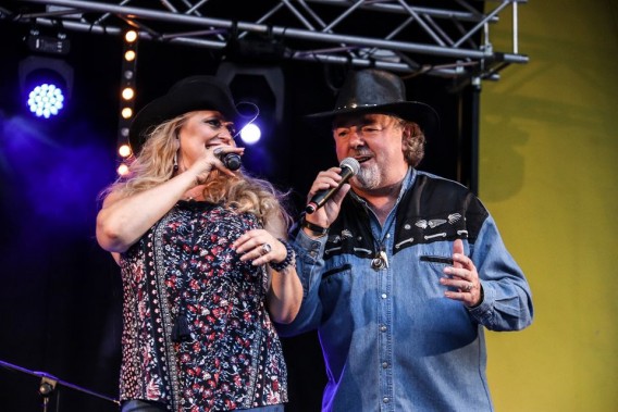 Piknik Country 2020 Zbliżenie na gwiazdy wieczoru - Alicję Boncol i Mariusza Kalagę, śpiewających…