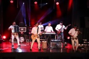 Na scenie SCK zespół Baciary, ubrany w góralskie stroje. Muzycy grają na instrumentach. Scenę…