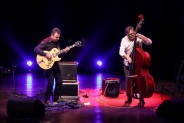 Widok na scenę SCK-Bytków, na której koncert grają Bohdan Lizon i Grzegorz Piętak. W tle…