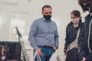 Kobieta w zielonej kurtce wybierająca komputer.