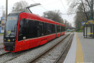 Tramwaj podjeżdżający na przystanek