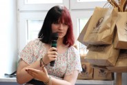 Uczestniczka Erasmus+ omawia prezentację mobilności.