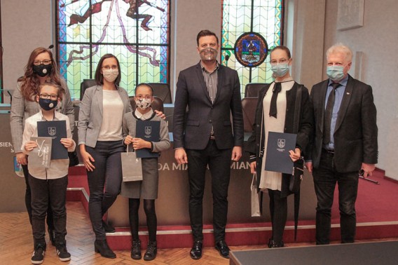 Prezydent wraz z najlepszymi siemianowickimi uczniami i ich rodzicami