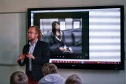 Wykład Łukasza Lamży na temat najnowszych technologii, testów i badań robotów humanoidalnych