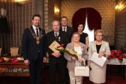 Pamiątkowe zdjęcie pary obchodzacej jubileusz Godów z władzami miasta (1)
