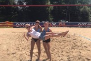 Sandra Grund i Bianka Malinowska trzymają na rękach swoją trenerkę - Annę Nowarę