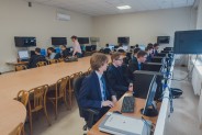 Uczestnicy "Napadu na Bank" siedzący przed komputerami, w trakcie questów