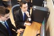 Młodzi technicy-informatycy przy stanowisku komputerowym