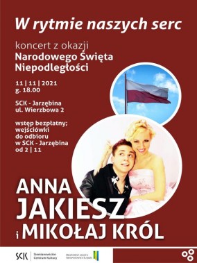 Na czerwonym tle zdjęcie flagi polskiej oraz wizerunek artystów występujących podczas koncertu.…