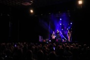 Widok na pełną widzów salę SCK podczas koncertu w okazji Dnia Matki. Na scenie trwa koncert.…