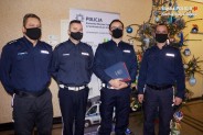 Nagrodzony policjant wraz z trzema uczestniczącymi w uroczystości kolegami.