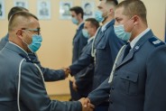 Gratulacje dla wyróżnionych policjantów.