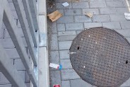 Fotografia dokumentująca stan chodnika przy galerii