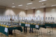 Miłośnicy gołębi pocztowych w trakcie ogladania wystawy