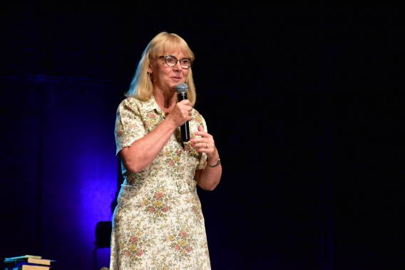 Przemawiająca dyrektor szkoły, Danuta Kopyczok.