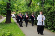 Kondukt pogrzebowy udający się na cmentarz parafialny