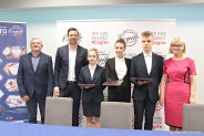 Uroczyste podpisanie umowy dotyczącej współpracy pomiędzy zakładem piekarniczo-cukierniczym…
