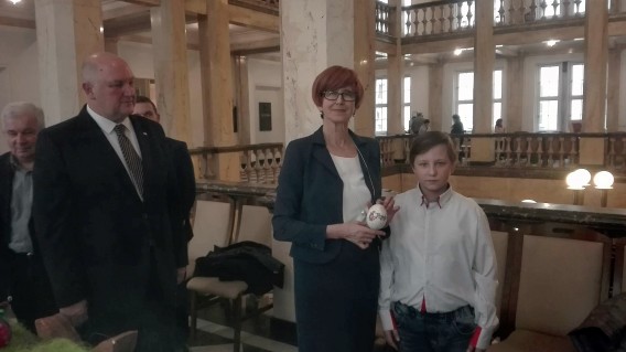 Mały uczestnik konferencji z min. Rafalską