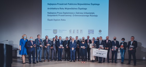 Architekci i inwestorzy stojący na scenie w trakcie gali konkursu Najlepsza Przestrzeń Publiczna…