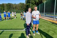 Sekretarz Miasta Siemianowice Śląskie wręczający dyplom  kapitanowi drużyny, która zdobyła IV…