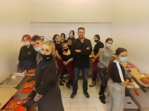 Ekipa przygotowująca świąteczny poczęstunek