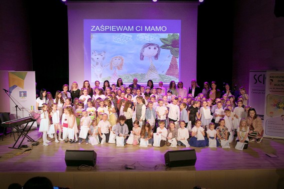 Uczestnicy przeglądu wokalnego "Zaśpiewam Ci Mamo".
