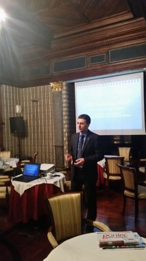 Rzecznik UM Piotr Kochanek w czasie warsztaów z promocji