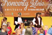 Na scenie amfiteatru animatorzy przebrani za piratów bawią się z dziećmi. W tle żółta ściana i…