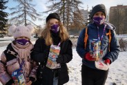 Mała wolontariuszka ze starszymi kolegami