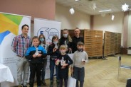 Zwycięzcy turnieju z sędzią i organizatorem