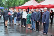 Goście wyróżnieni okolicznościowym medalem stoją w szeregu w oczekiwaniu na wręczenie