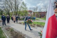Wiązankę kwiatów składają siemianowiccy radni, pod przewodnictwem Marcina Janoty