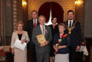 Pamiątkowe zdjęcie pary obchodzacej jubileusz Godów z władzami miasta (6)