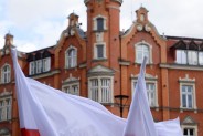 Biało czerwone plagi, w tle siemianowicki ratusz