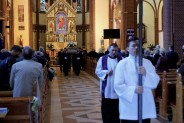 Trumna z ciałem zmarłego śp. Piotra Okonia wynoszona z kościoła, na pierwszym planie ministrant z…