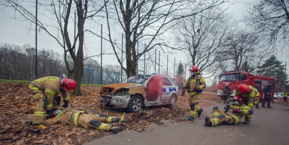 Strażacy udzielają pomocy kolegom poszkodowanym w akcji