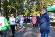 Zdjęcie grupowe uczestników  Biegu Jesieni i Nordic Walking w Parku Pszczelnik
