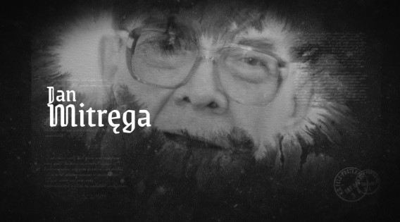 Stopklatka z filmu. Na ciemnym tle widoczna niepełna twarz Jana Mitręgi przysłoniona zmieniającą…