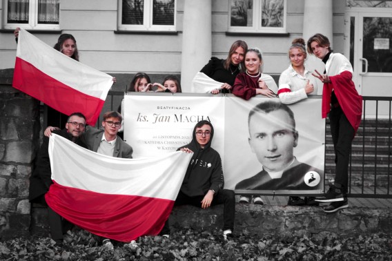 Młodzież z portretem ks. Machy