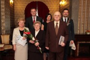 Pamiątkowe zdjęcie pary obchodzacej jubileusz Godów z władzami miasta (15)