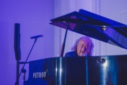 Józef Skrzek grający na fortepianie na scenie SCK-Zameczek