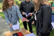 Dziewczyny przy stoliku z książkami