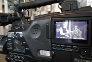 Na zdjeciu widać kamerę telewizyjną, która nagrywa prezenterów Koncertu Życzeń Telewizji Katowice.