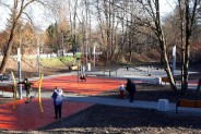 Widok na skwer z placem zabaw