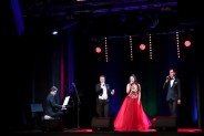 Na scenie SCK-Bytków troje solistów oraz akompaniujący im pianista. Panowie mają na sobie czarne…