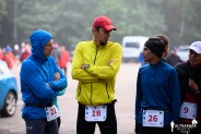 Leszek Małyszek (w środku nr 18) w oczekiwaniu na start, w rozmowie z innymi zawodnikami