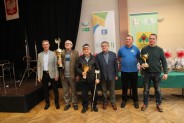 Zwycięska Trójka zawodników wraz z zaproszonymi gosćmi