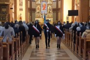Poczet sztandarowy w kościele